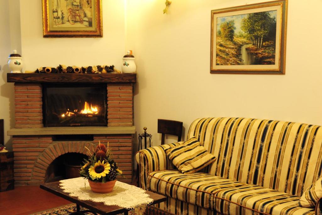 Agriturismo Il Sasso Анґ'ярі Номер фото